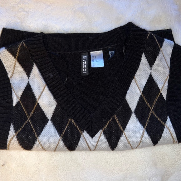 black sweater vest - Picture 4 of 4